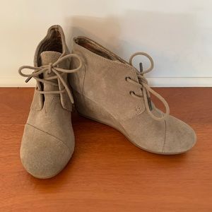 Like new Tom’s suede wedge boots W7.5